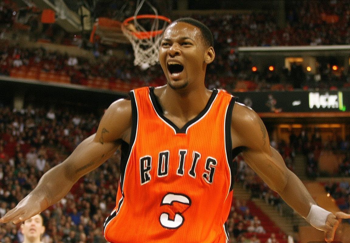 2004年NBA火箭猛龙巅峰对决战术解析(图3)