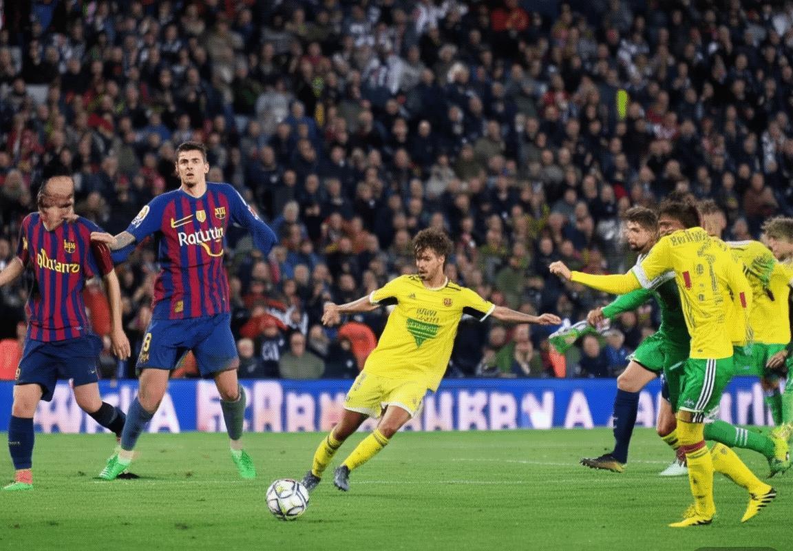 巴塞罗那VS里昂：激战上半场战术对决与球星风采(图1)