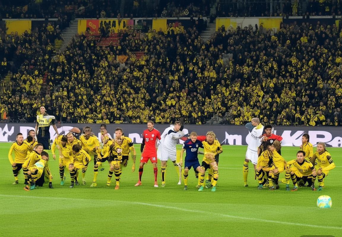 德甲焦点战：柏德博恩vs拜仁慕尼黑，悬念迭起的巅峰对决(图1)